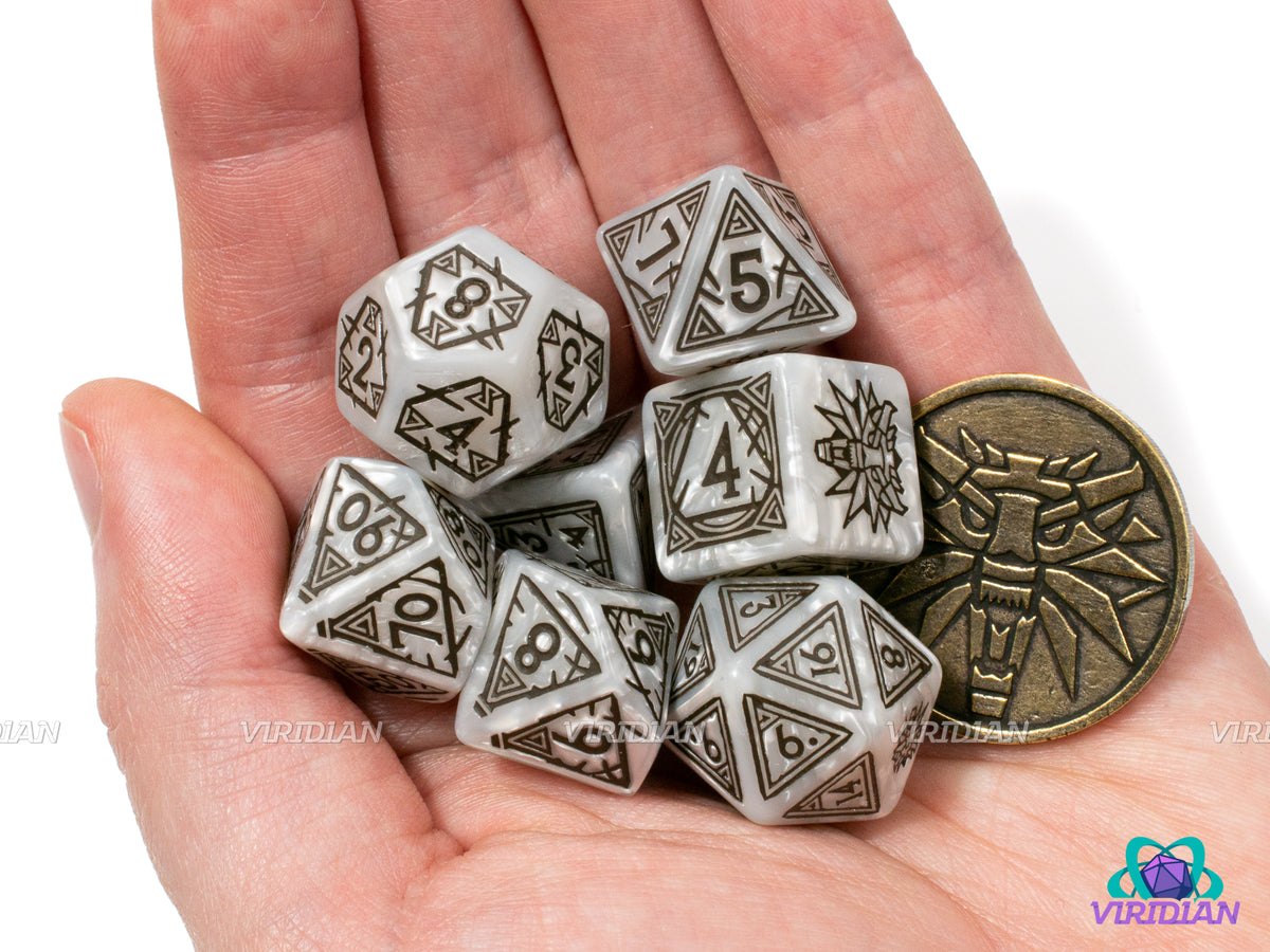 Q-Workshop The Witcher Set De Dés Geralt - Épée D’argent - 7 Dés + Jeton - Noir Et Argent - Symboles De L’école Du Loup - Pour Jeu De Rôle Et Collection